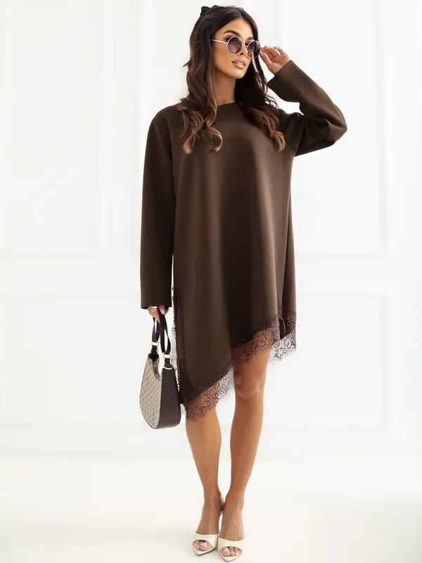 Zwiewna sukienka z asymetrycznym wykończeniem z koronki