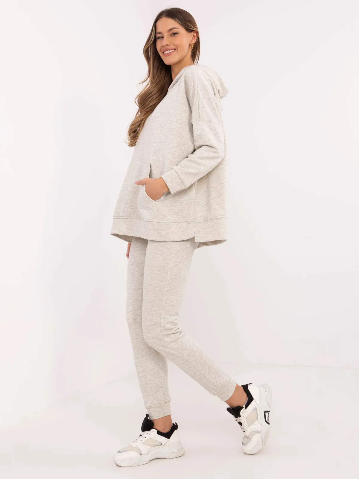 Wygodny dwuczęściowy komplet dresowy z luźną bluzą - zdjęcie 1