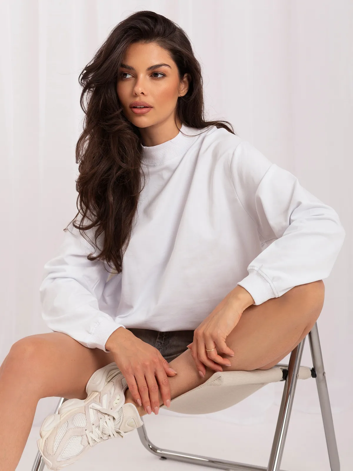 Biała bawełniana bluza basic - zdjęcie 3