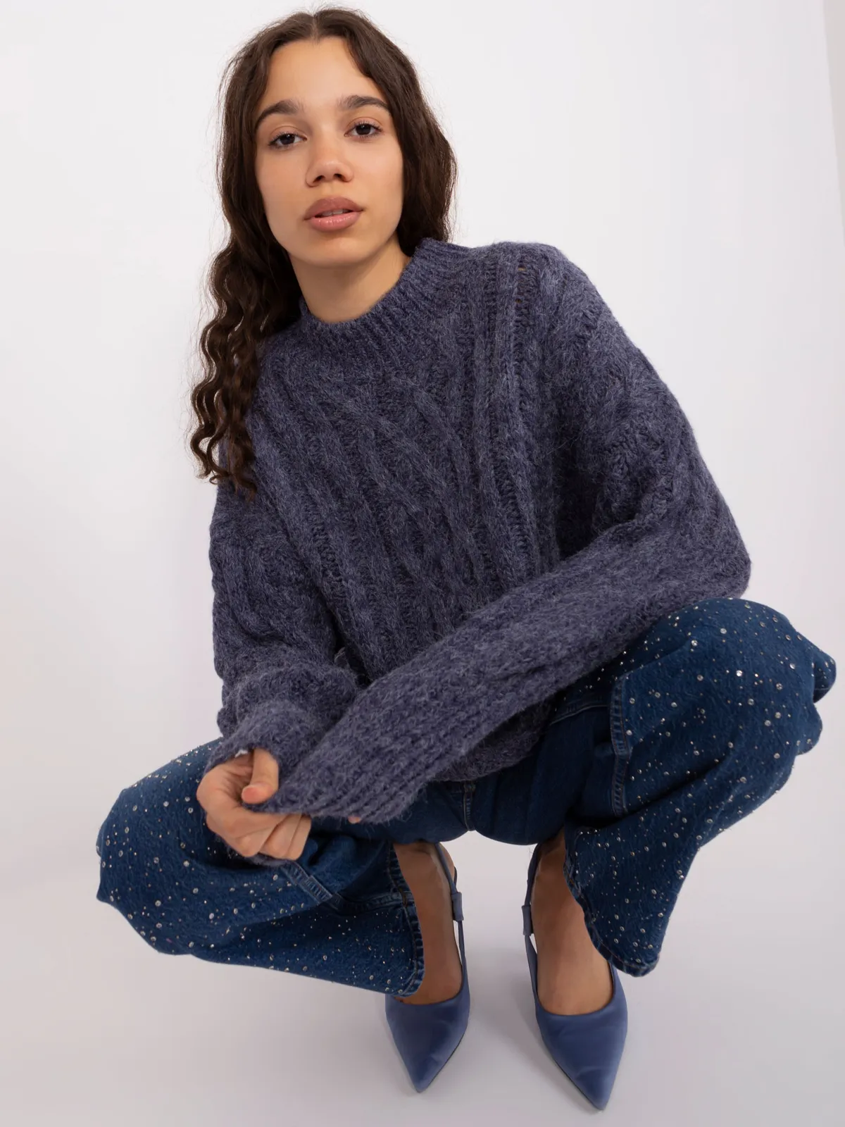 Granatowy dzianinowy sweter z warkoczami - zdjęcie 2