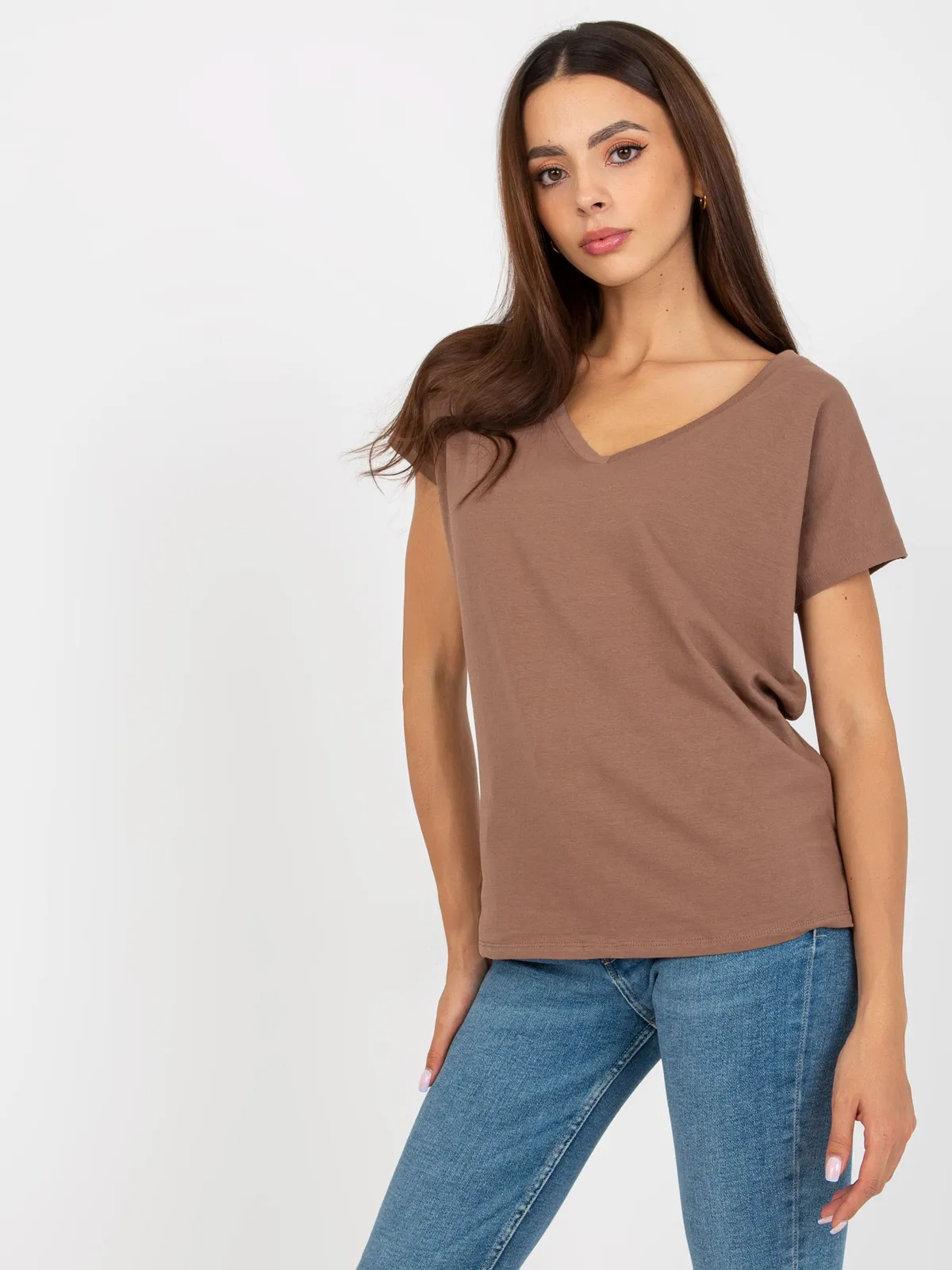 Brązowy t-shirt basic z dekoltem w serek - zdjęcie 5