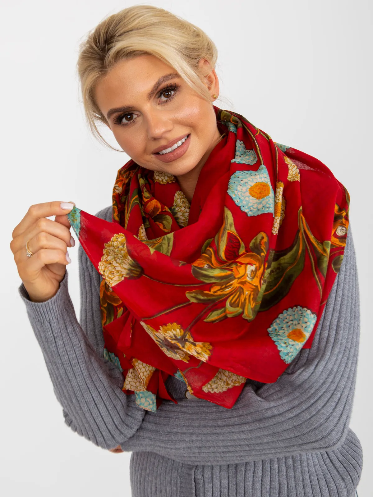 Czerwona chusta w kwiaty z bawełny - zdjęcie 5