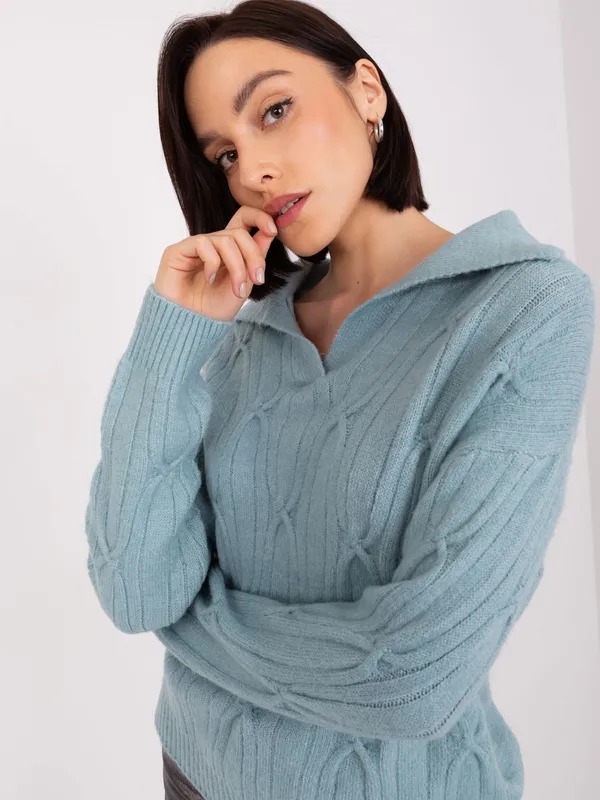 Jasnofioletowy dzianinowy sweter w warkocze