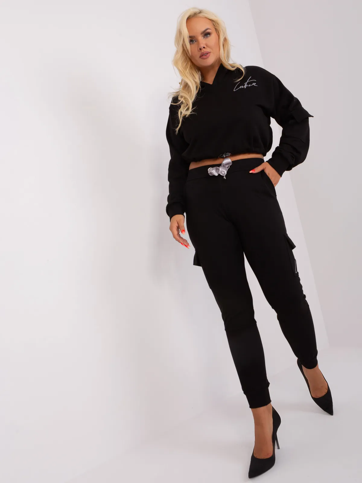 Czarny komplet plus size ze spodniami cargo - zdjęcie 3