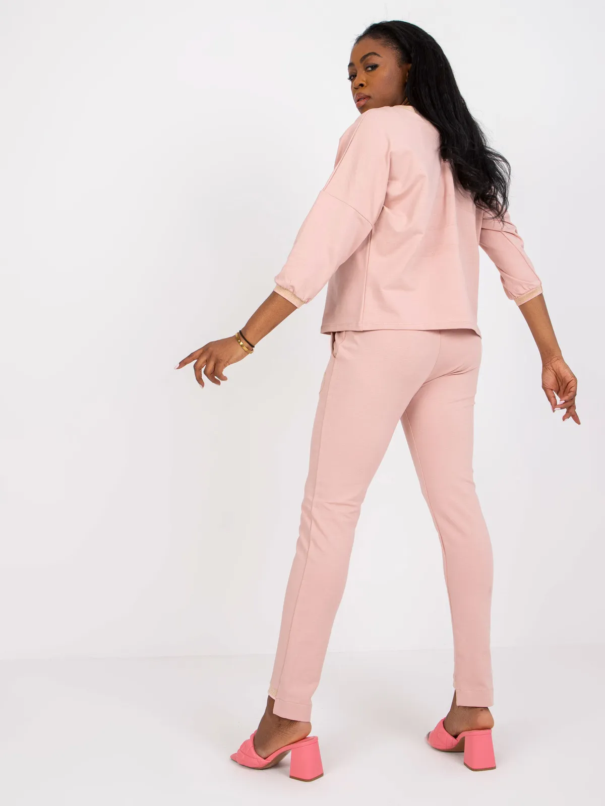 Dwuczęściowy komplet casualowy z ozdobnymi detalami - zdjęcie 1