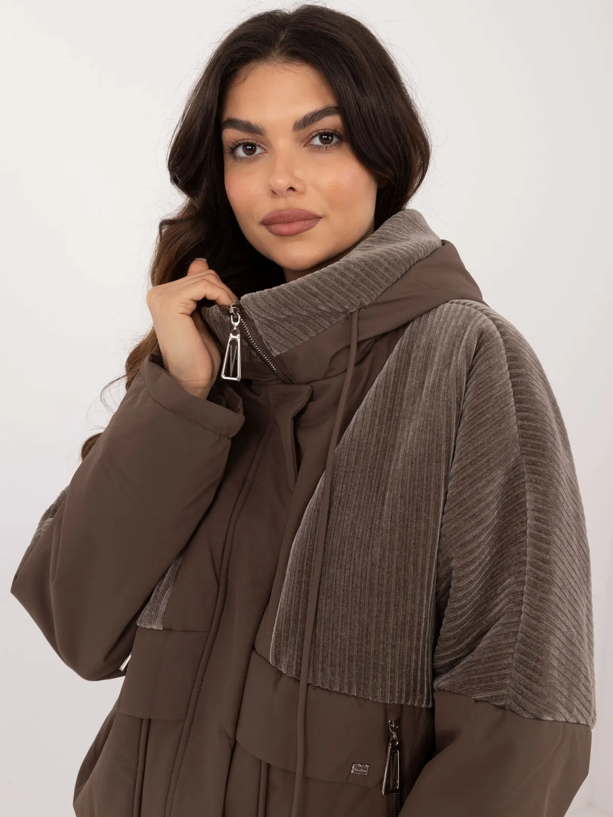 Oversize kurtka z wysokim kołnierzem i kapturem - zdjęcie 1