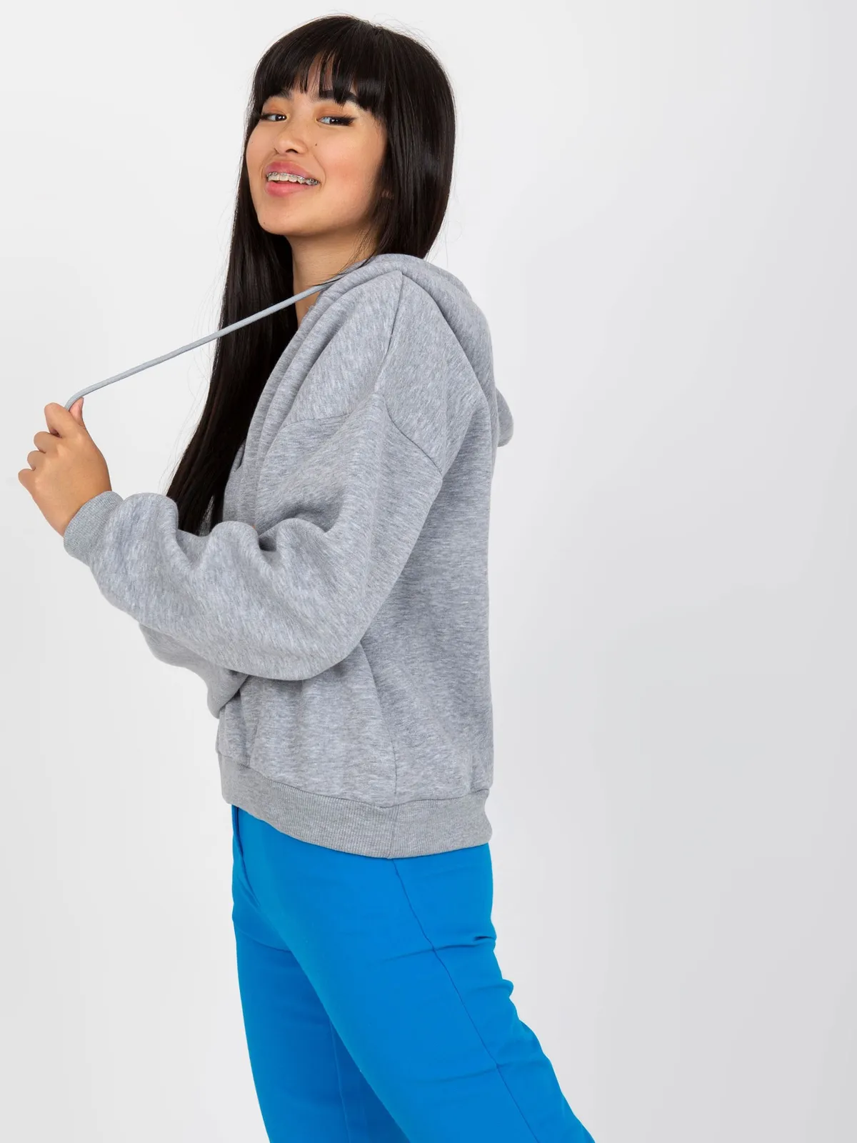 Szara melanżowa dresowa bluza basic z dekoltem w serek - zdjęcie 3