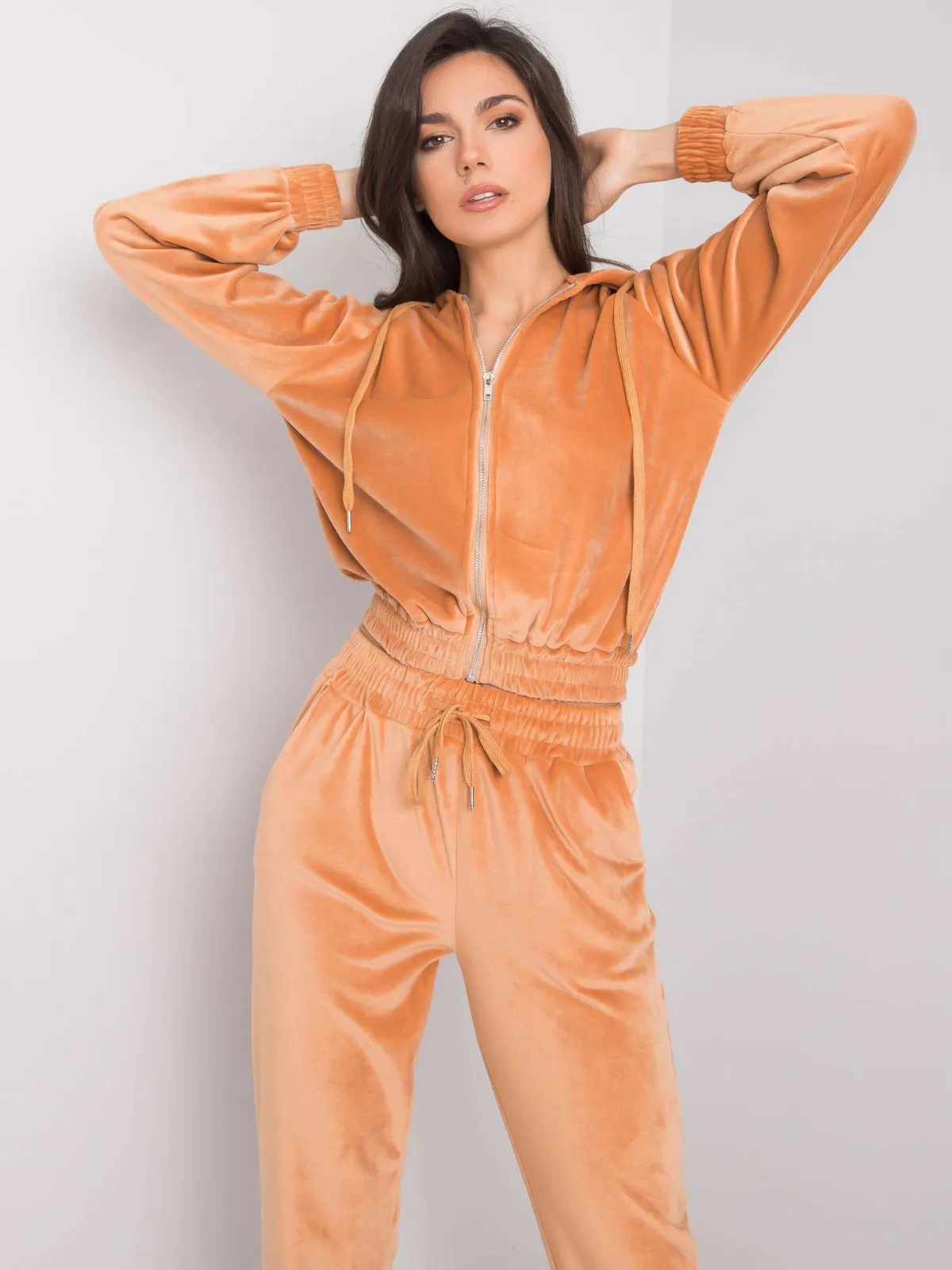 Camelowy komplet casualowy z weluru - zdjęcie 5