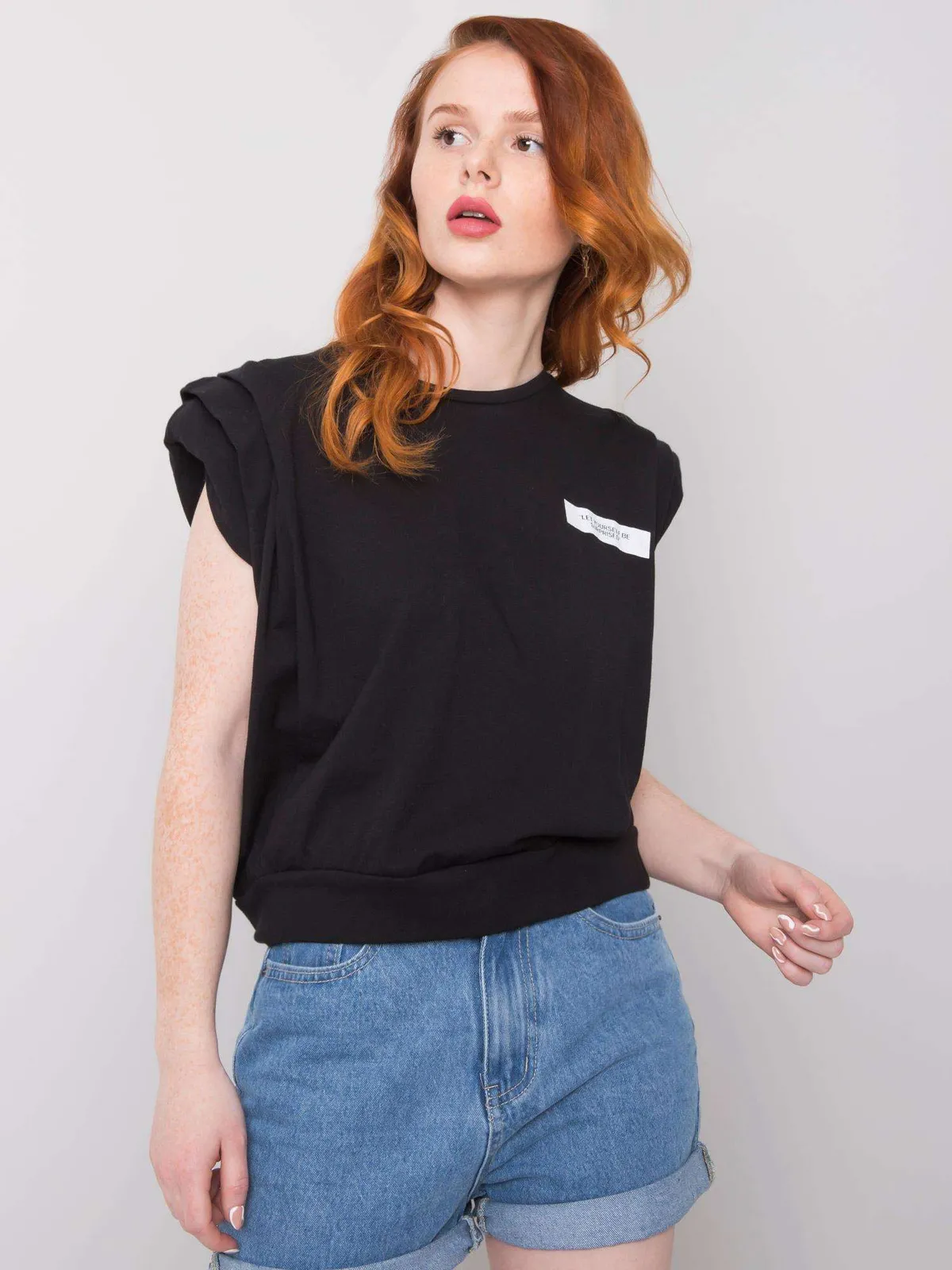 Czarny t-shirt damski z napisami - zdjęcie 3