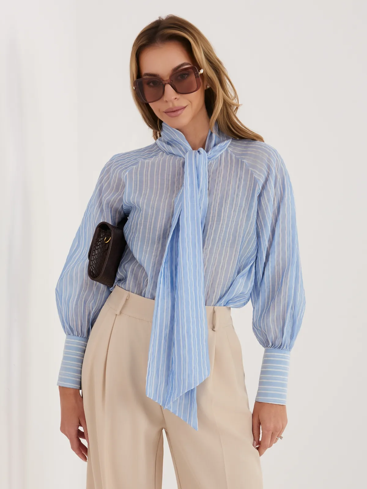 Elegancka koszula z wiązaniem pod szyją - zdjęcie 1