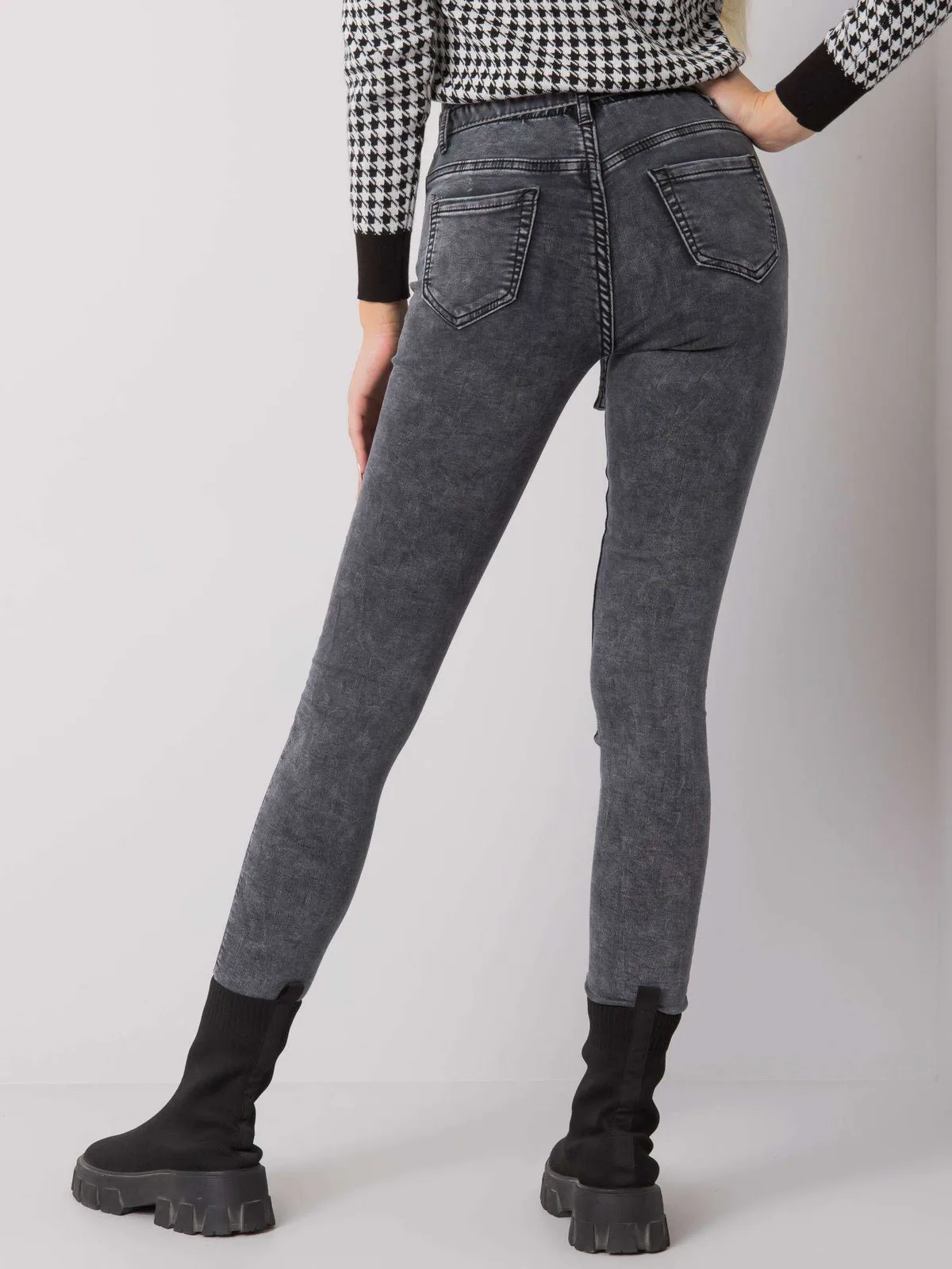 Niebieskie jeansy slim fit z paskiem - zdjęcie 1