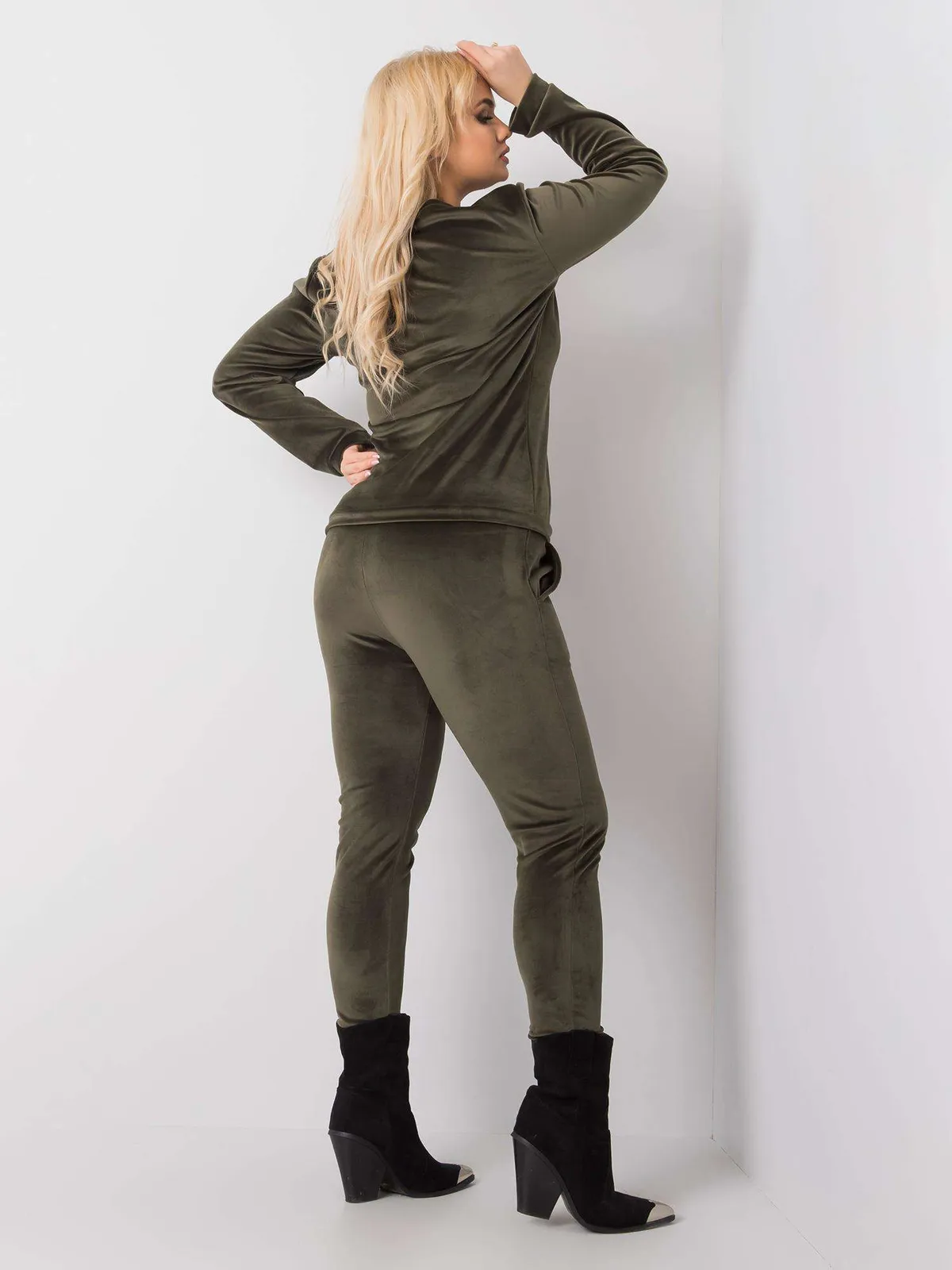 Camelowy komplet welurowy plus size - zdjęcie 4