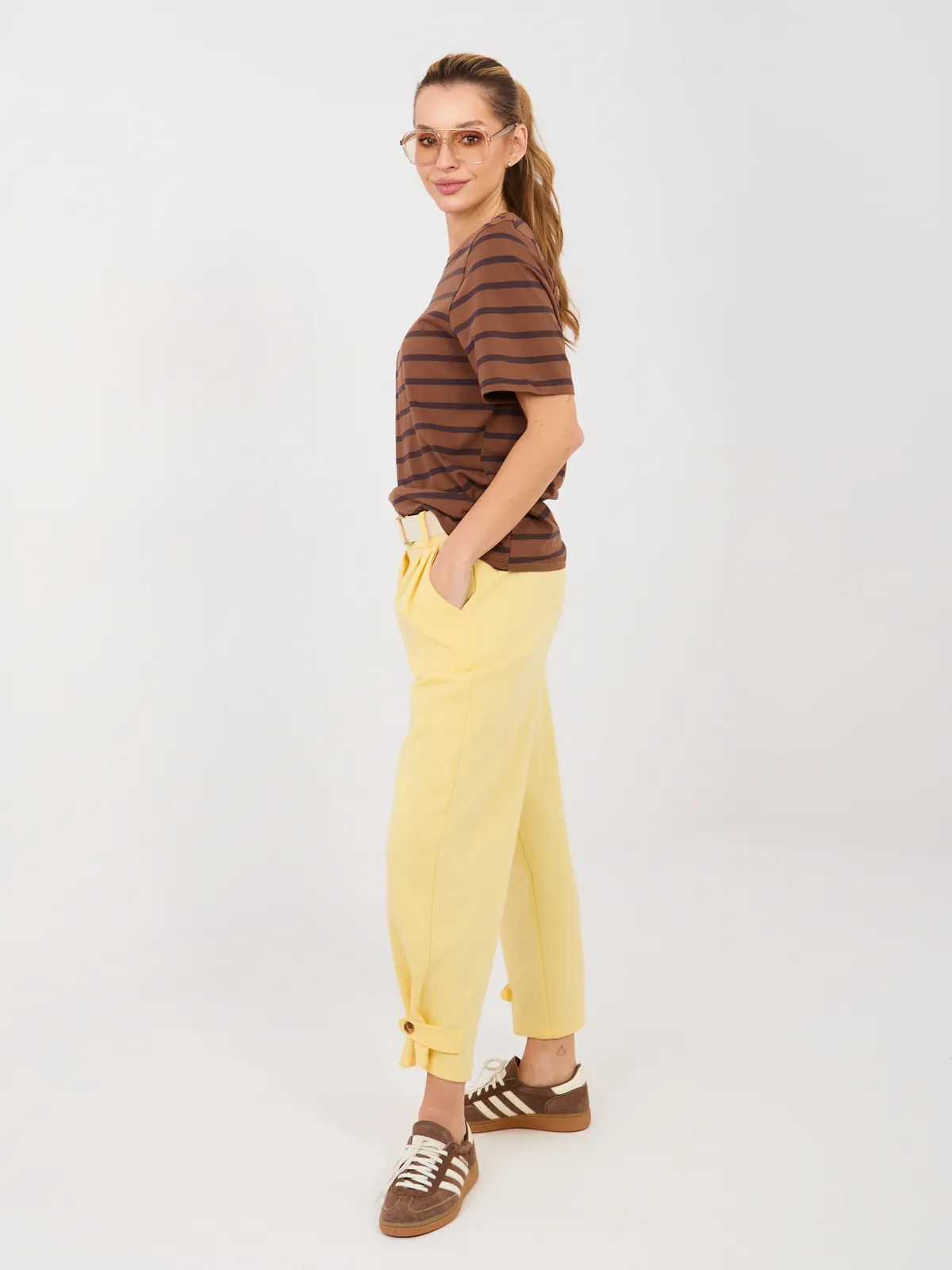 Luźne spodnie typu baggy z podwiniętymi nogawkami - zdjęcie 1