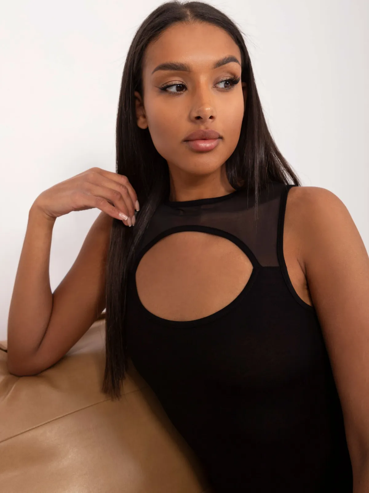 Dopasowane body z transparentną wstawką i wycięciem - zdjęcie 1