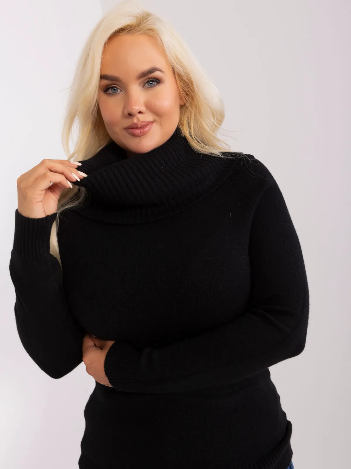 Czarny damski sweter plus size z wiskozą - zdjęcie 4