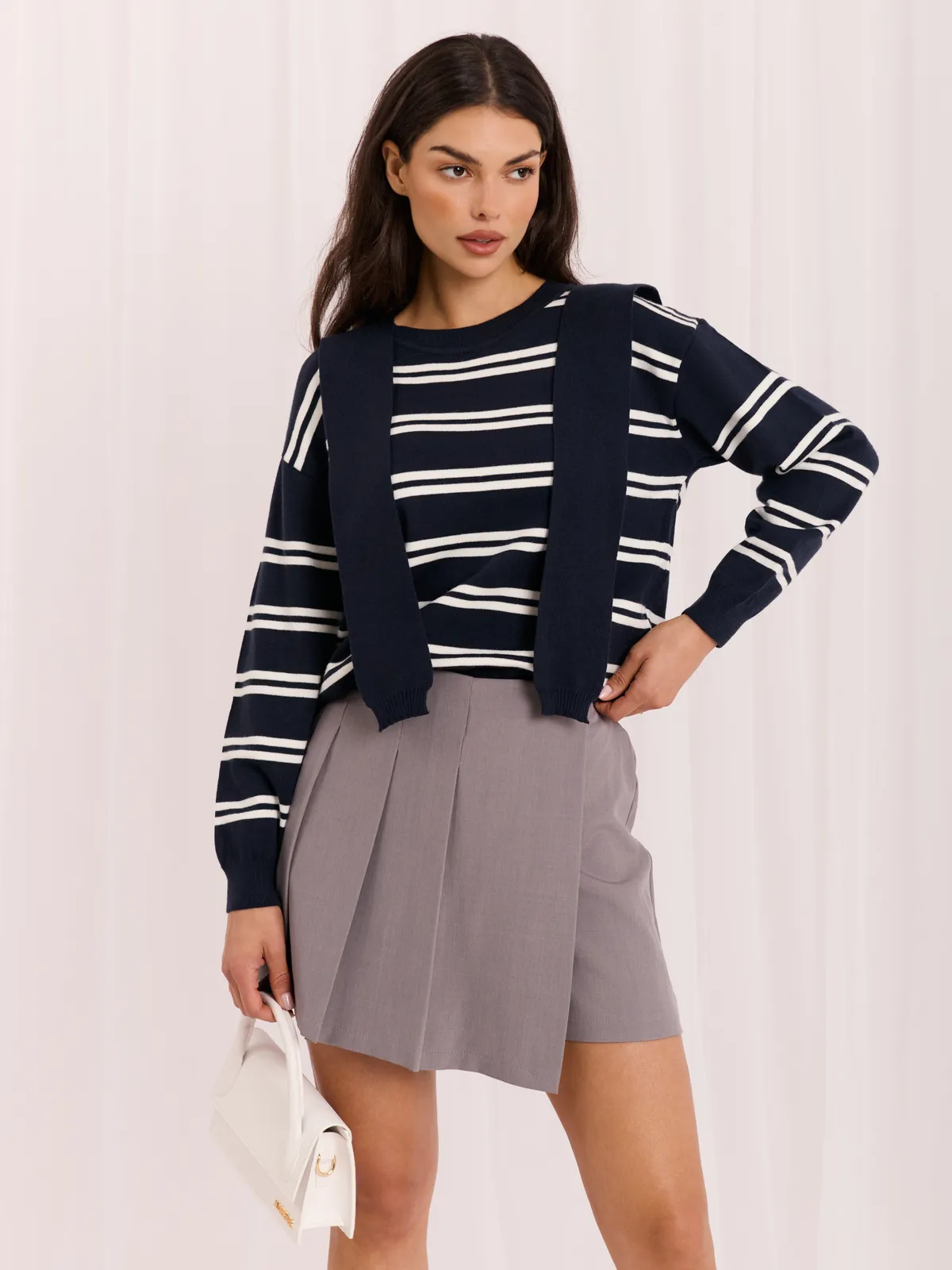 Sweter w paski o kroju oversize z kołnierzem - zdjęcie 4