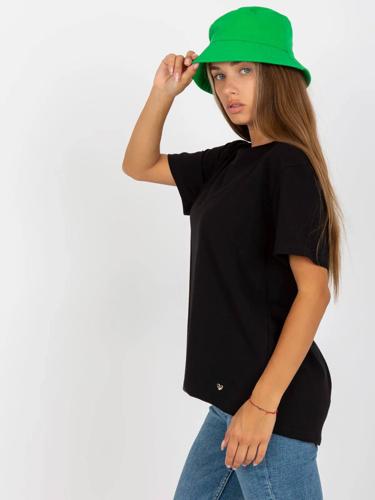 Czarny t-shirt basic z okrągłym dekoltem - zdjęcie 2