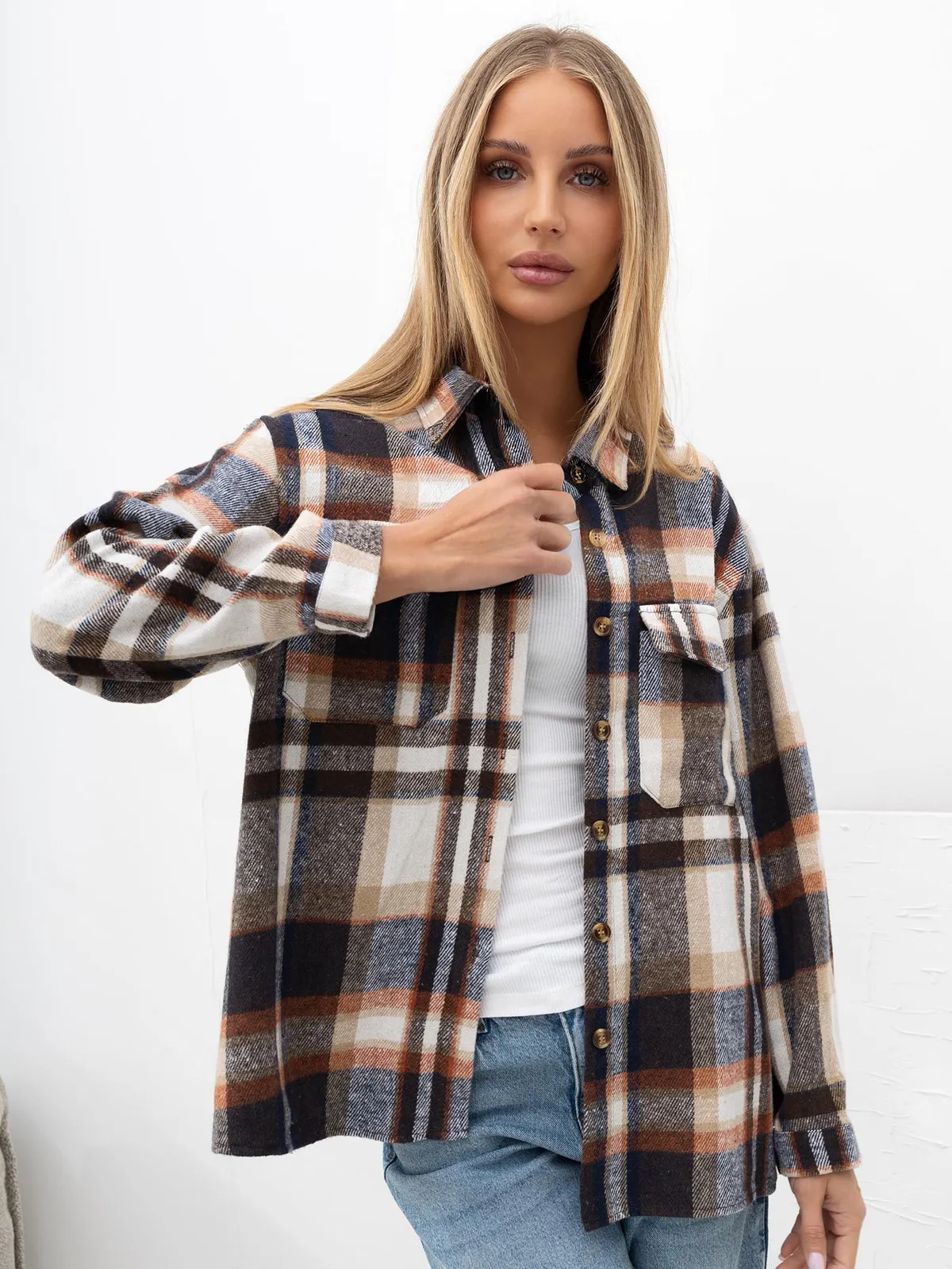 Koszula oversize w kratę o kroju shacket - zdjęcie 6