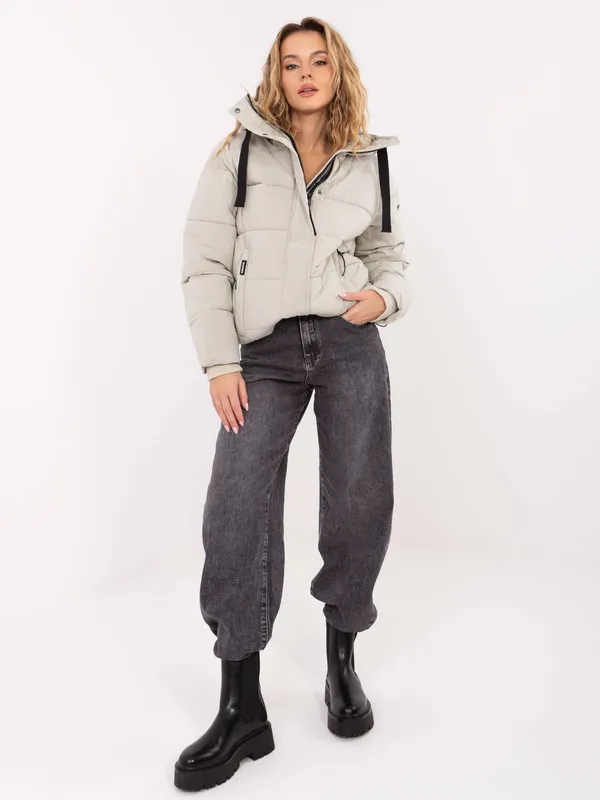 Krótka kurtka puffer z kapturem w miejskim stylu - widok 2