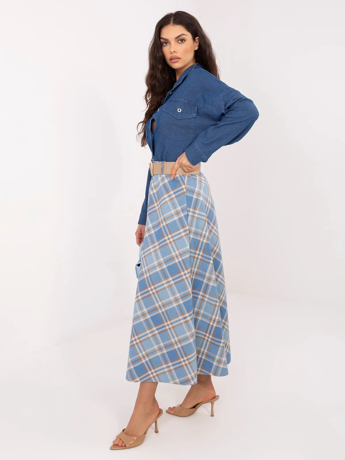 Rozkloszowana spódnica midi w kratę z paskiem - zdjęcie 1