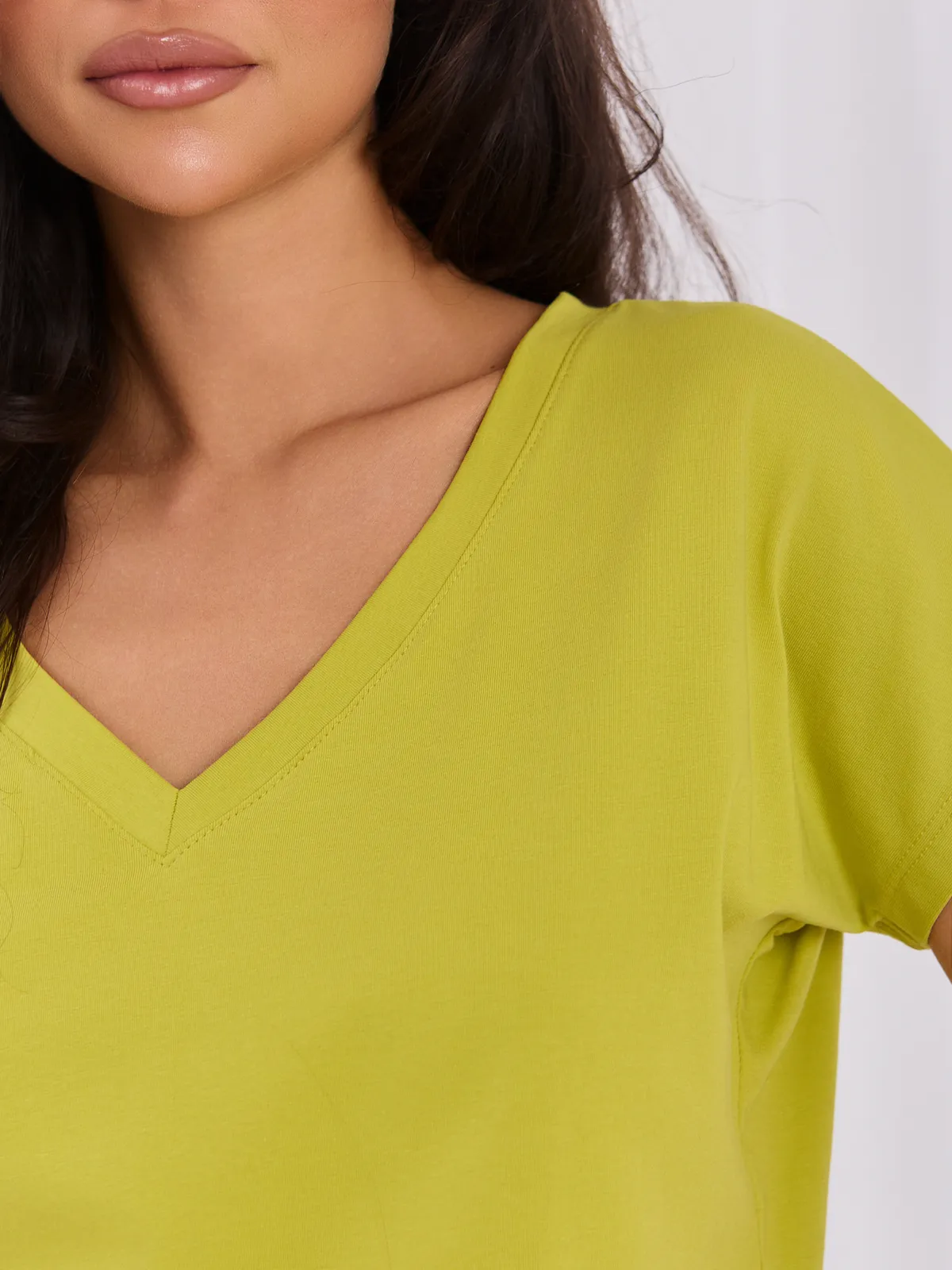 Bawełniany t-shirt V-neck khaki - zdjęcie 3
