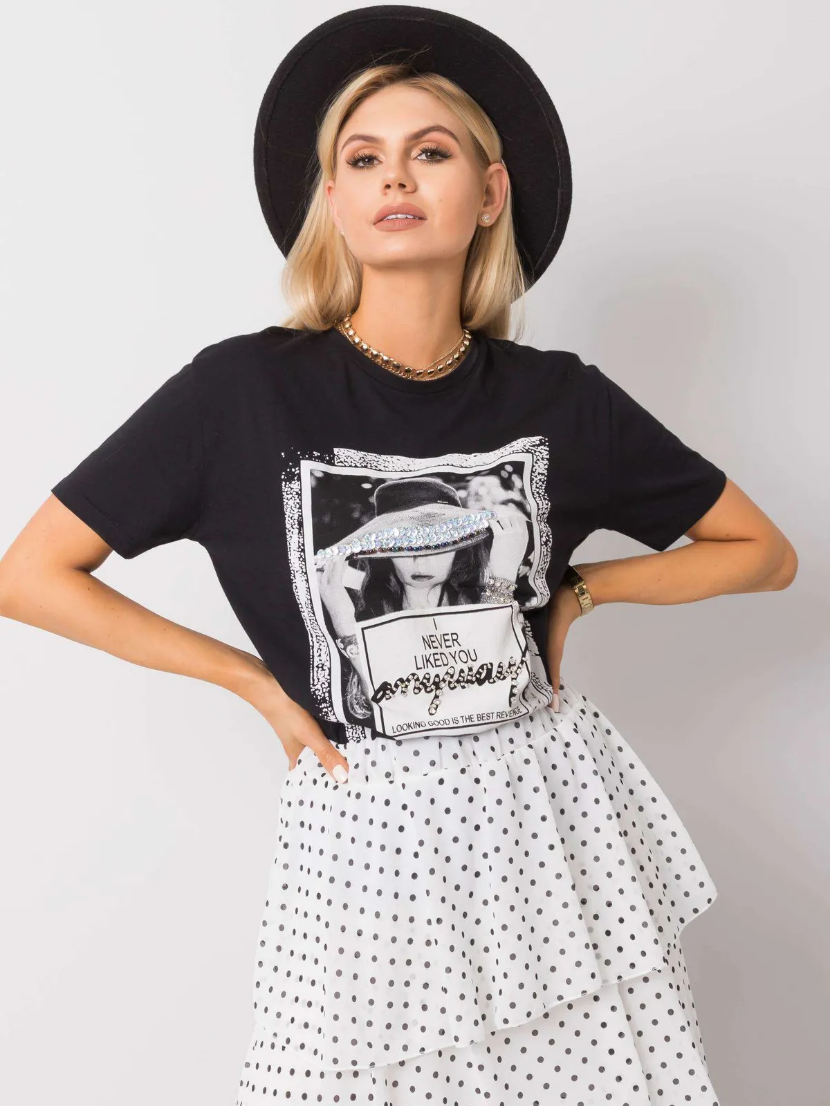 Czarny t-shirt z nadrukiem i aplikacją - zdjęcie 4