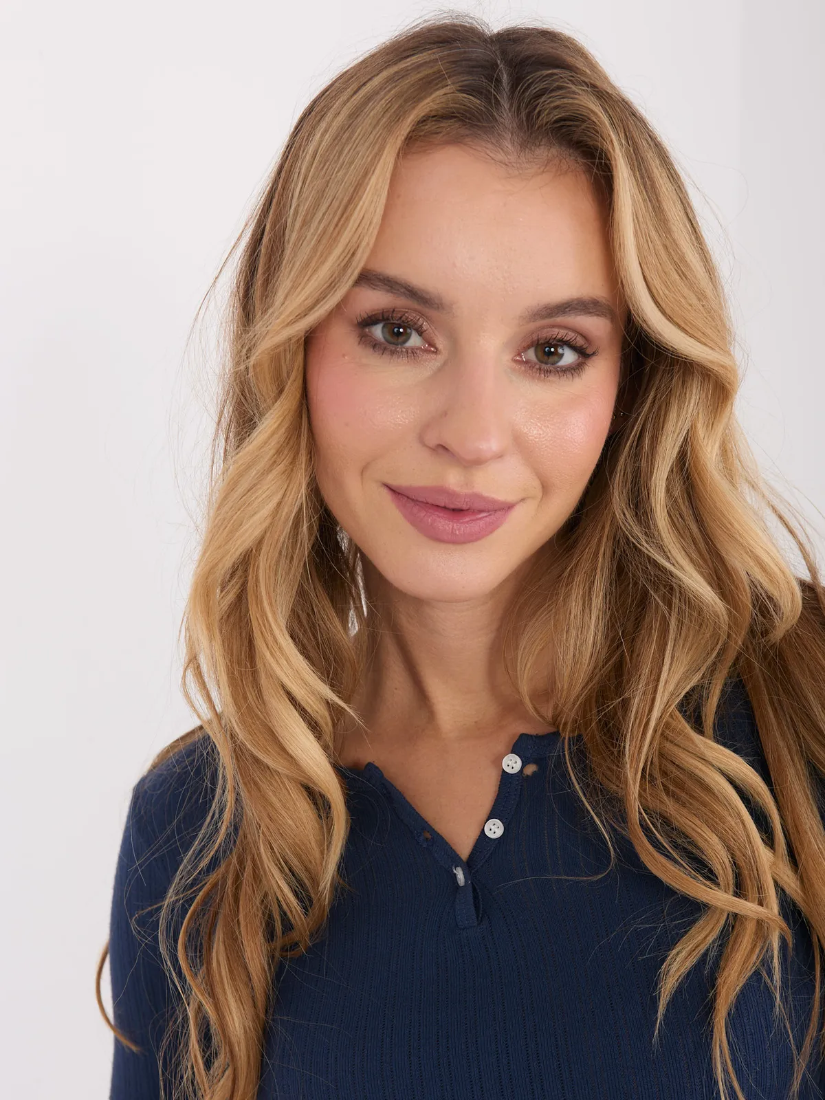 Dopasowana prążkowana bluzka z ozdobnym zapięciem - zdjęcie 1