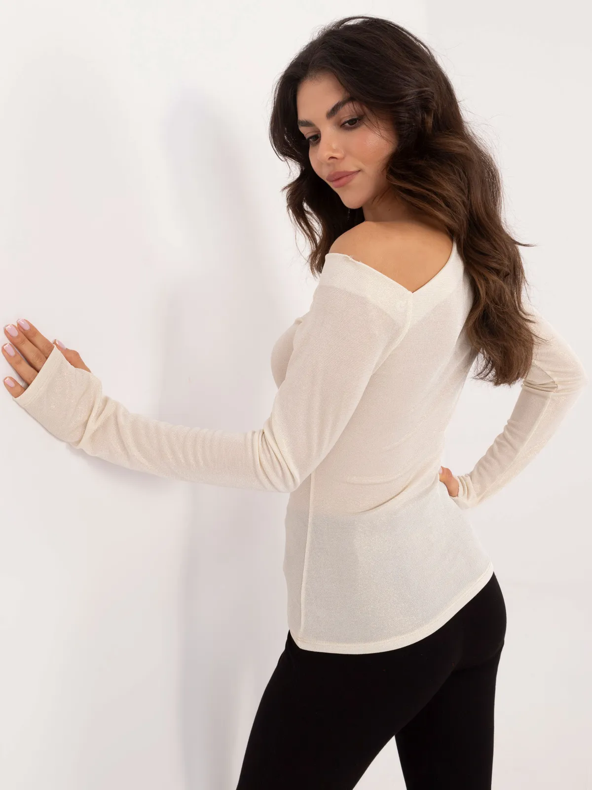 Dopasowana bluzka z asymetrycznym dekoltem i wycięciami - zdjęcie 1