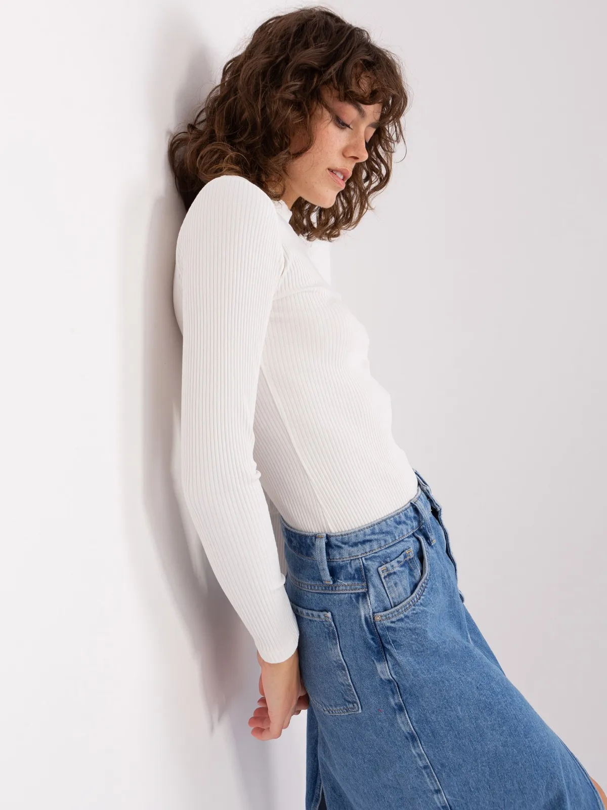 Ecru bluzka basic z półgolfem BASIC FEEL GOOD - zdjęcie 2
