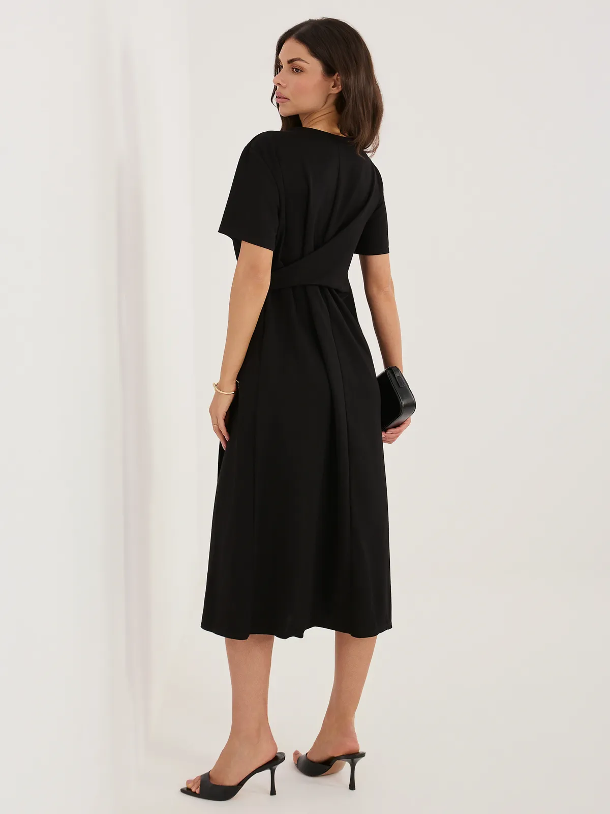 Elegancka sukienka midi z ozdobną klamrą w talii - zdjęcie 1