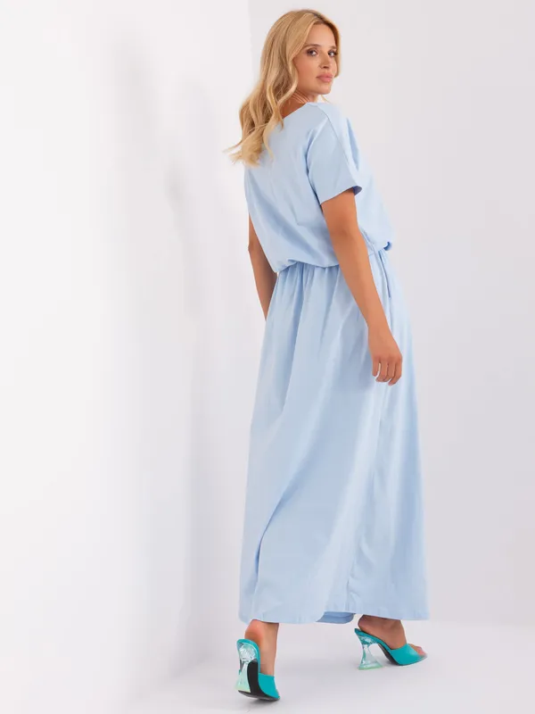Jasnoniebieska maxi sukienka basic ze ściągaczem - widok 2