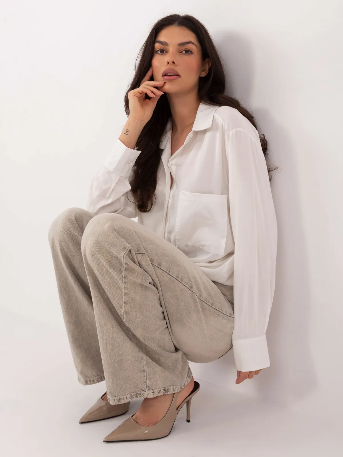 Klasyczna koszula o luźnym kroju typu oversize - zdjęcie 1