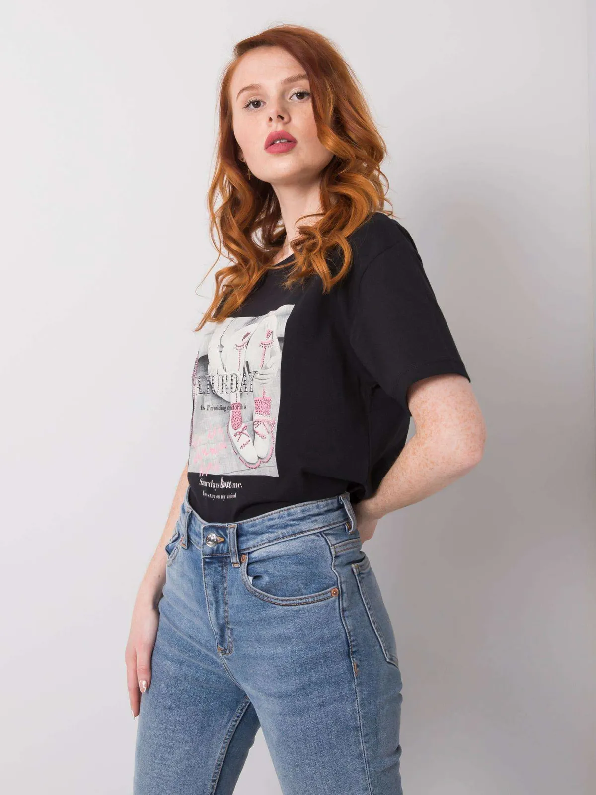 Biały t-shirt damski z dżetami - zdjęcie 3
