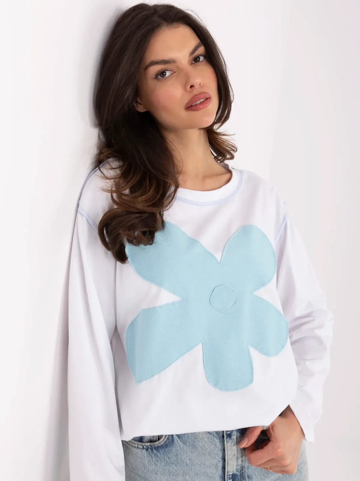 Longsleeve oversize z dużym kwiatowym motywem - zdjęcie 1