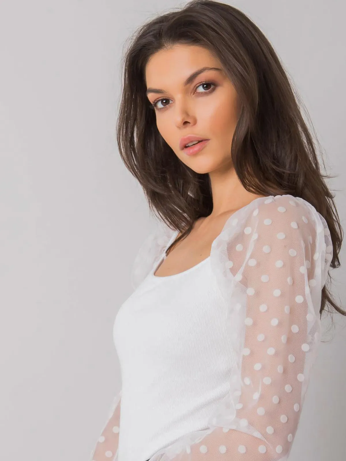Bluzka z bufiastymi rękawami w kropki - zdjęcie 1