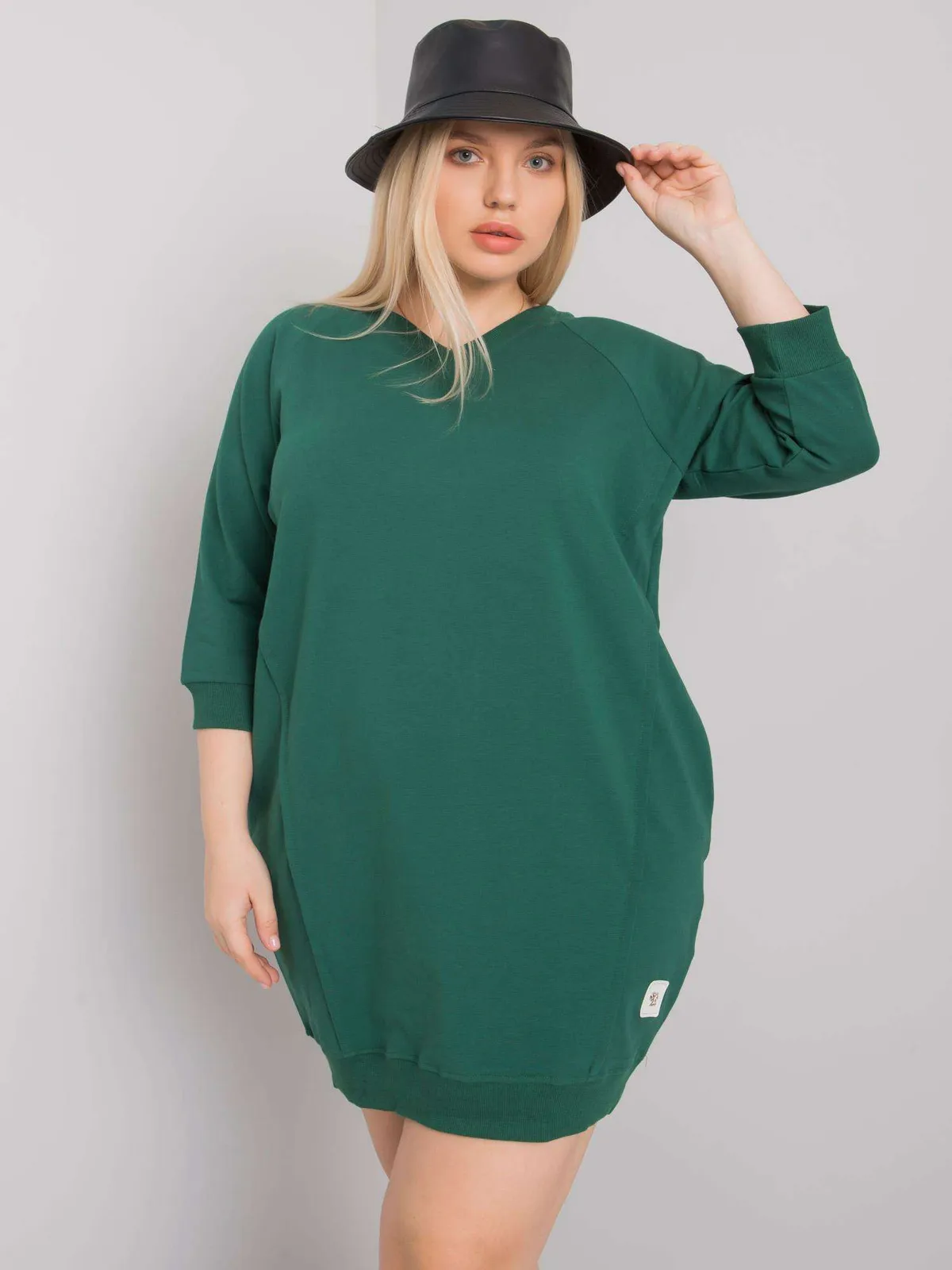 Ecru sukienka plus size z kieszeniami - zdjęcie 4