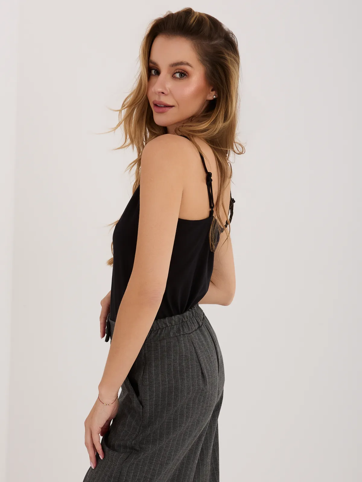 Minimalistyczny top na cienkich ramiączkach do stylizacji casual - zdjęcie 3