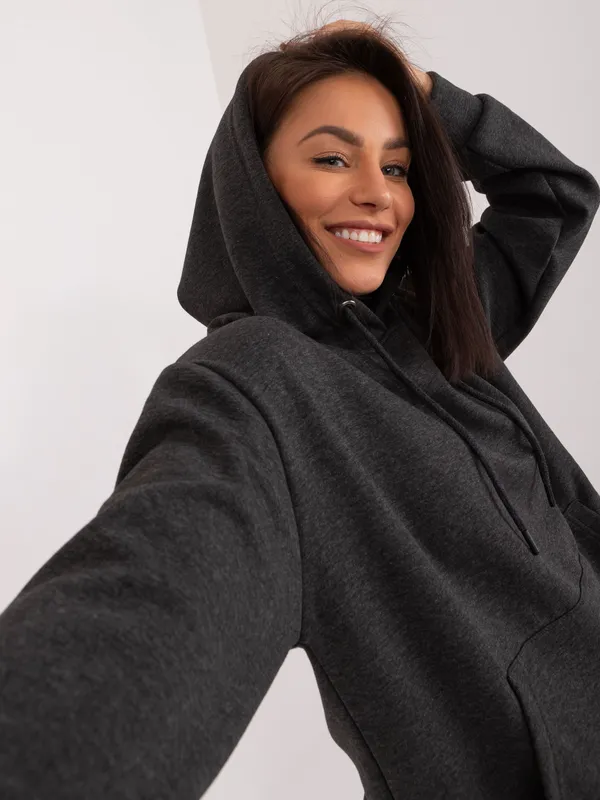 Wygodna bluza oversize z kapturem i kieszenią - widok 2