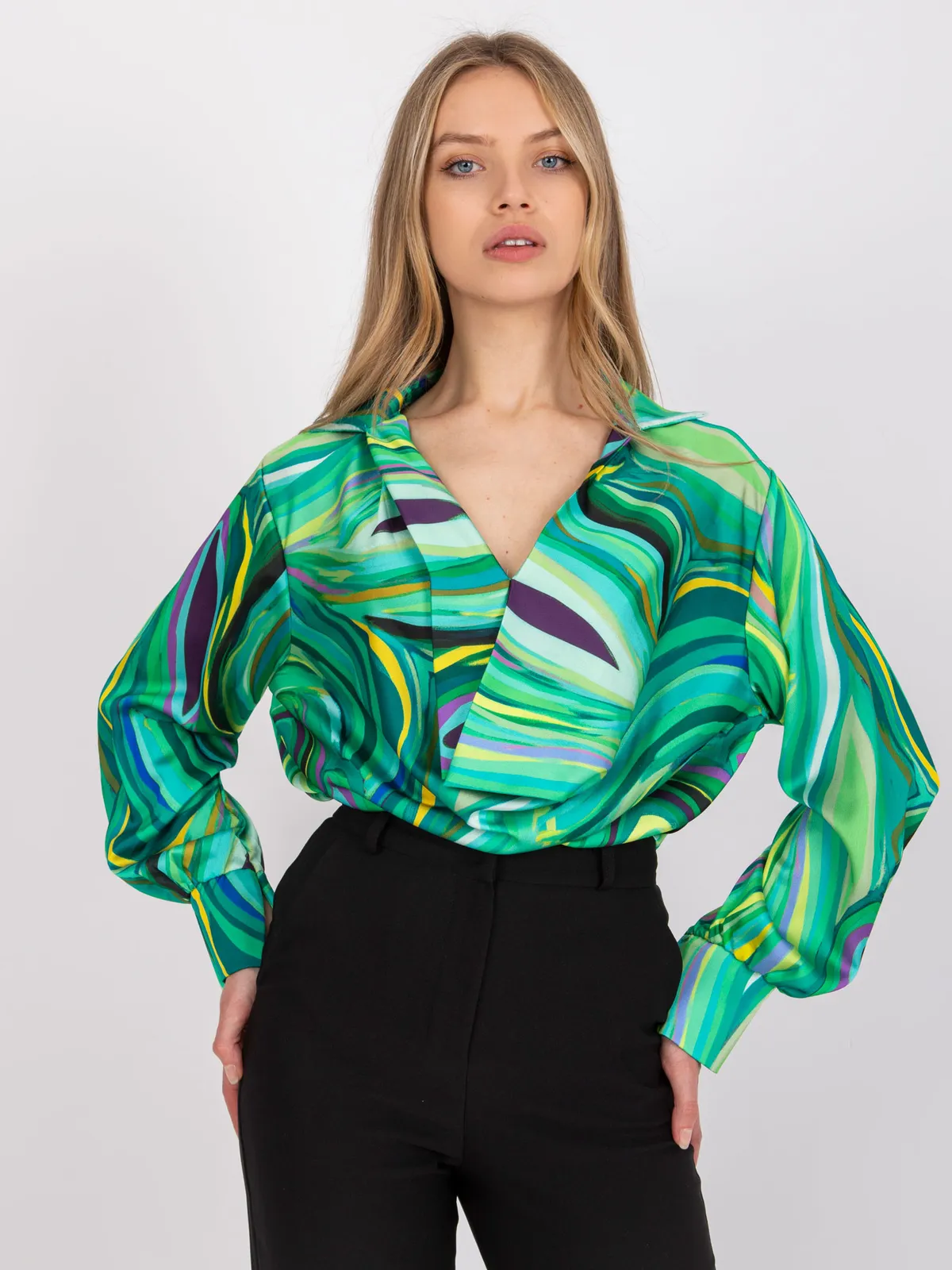 Koszula z ozdobnym dekoltem i szerokimi rękawami - zdjęcie 1