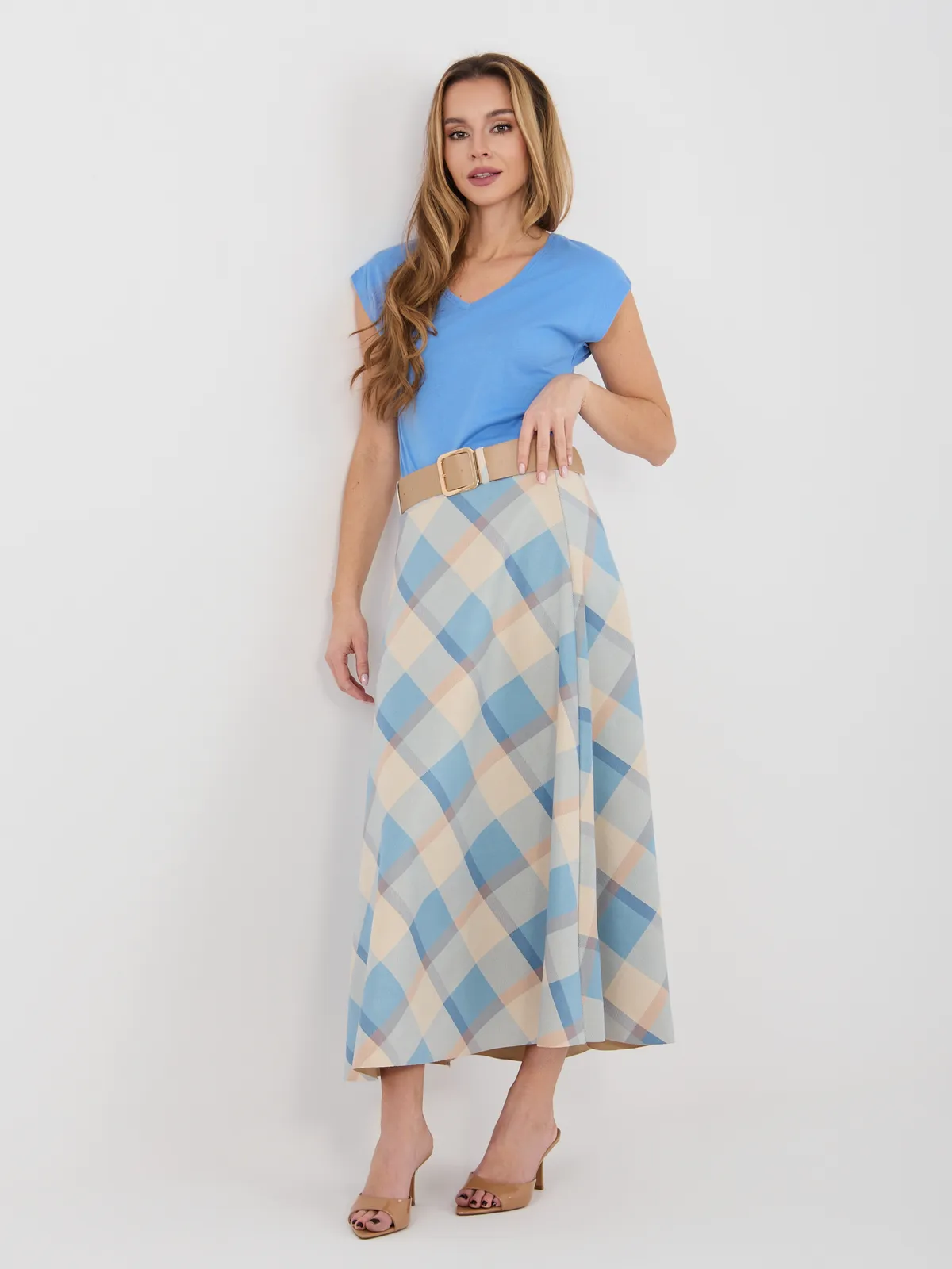 Casualowy T-shirt z dekoltem w serek - zdjęcie 1