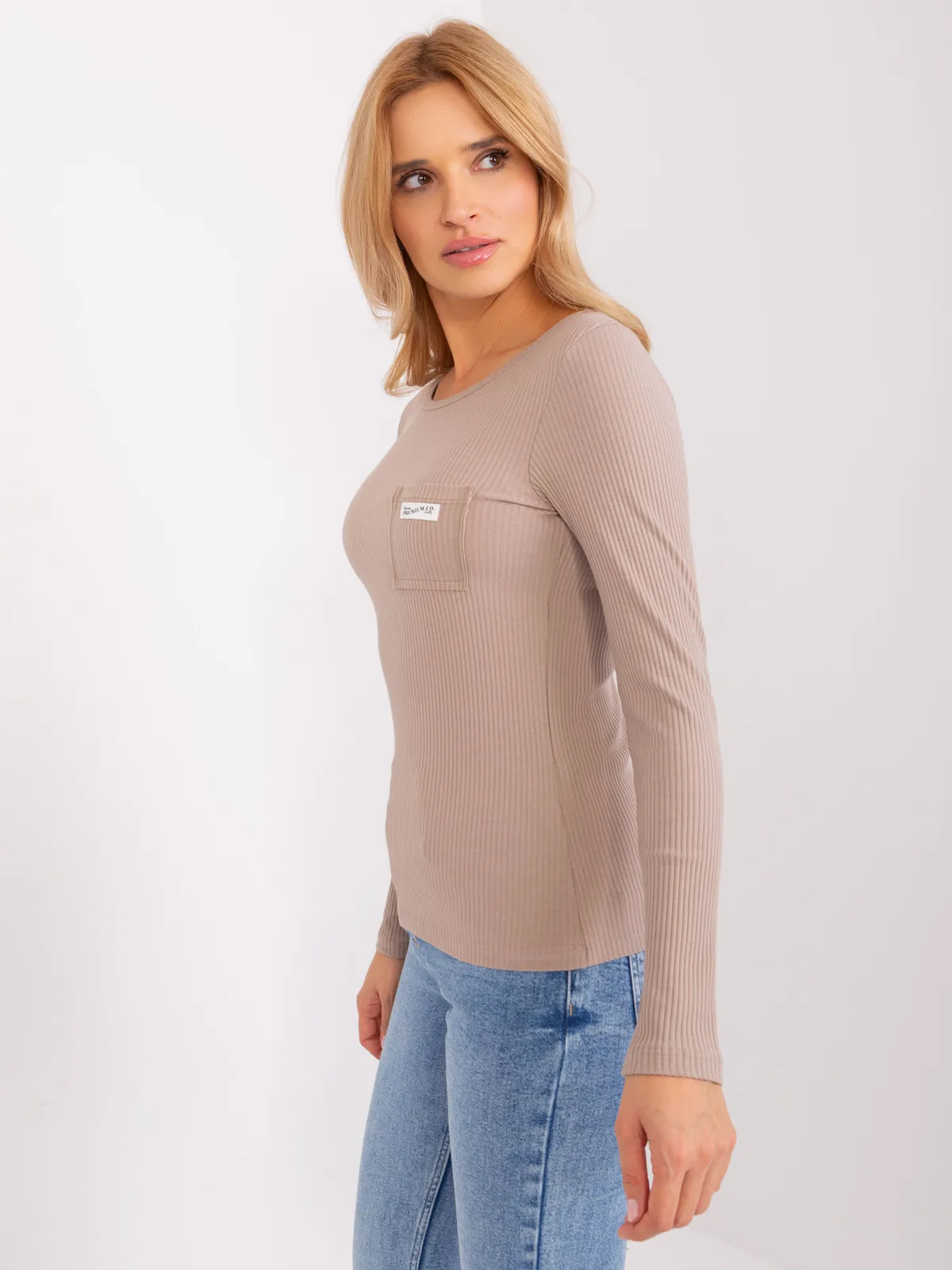 Czarna bluzka longsleeves z okrągłym dekoltem - zdjęcie 4