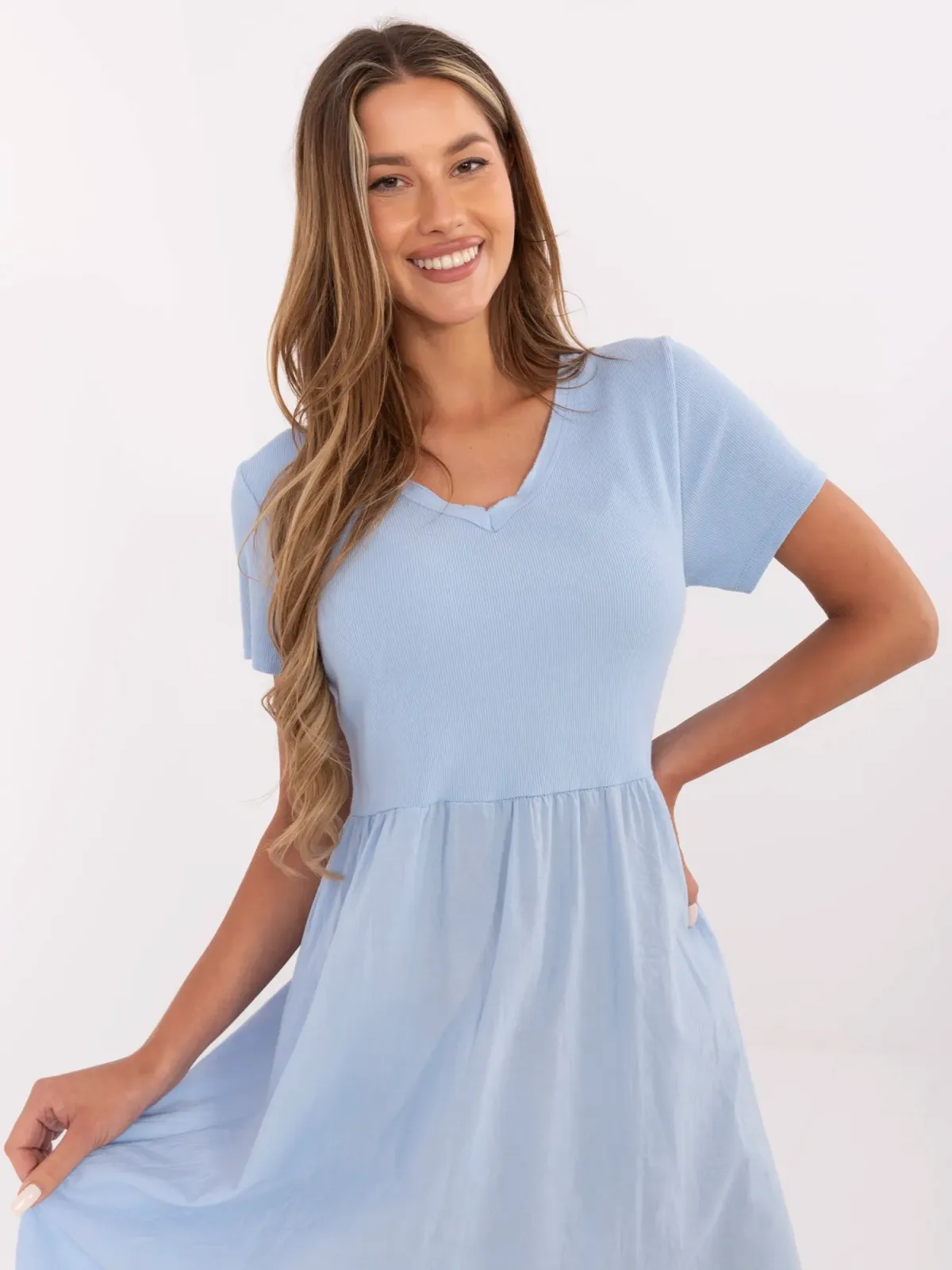 Sukienka o kroju midi z odcinanym dołem - zdjęcie 1