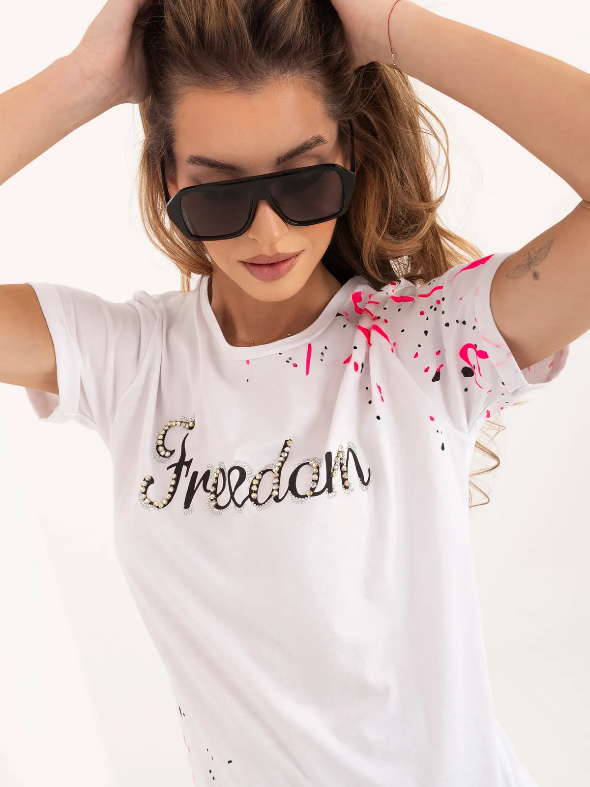 Biały t-shirt damski z napisem - zdjęcie 4