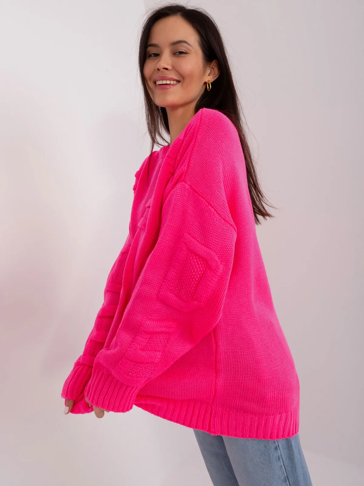 Fluo różowy sweter oversize z okrągłym dekoltem - zdjęcie 5