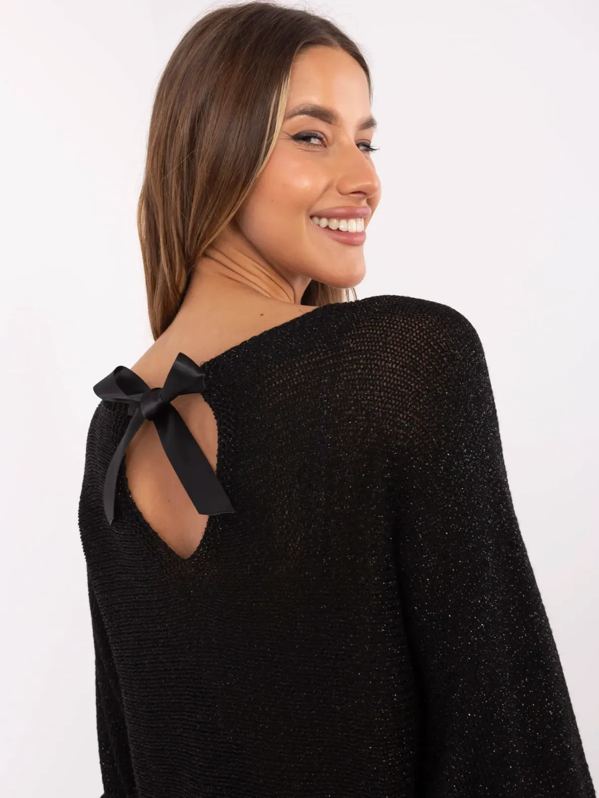 Sweter z odkrytymi plecami i ozdobną kokardą - zdjęcie 1