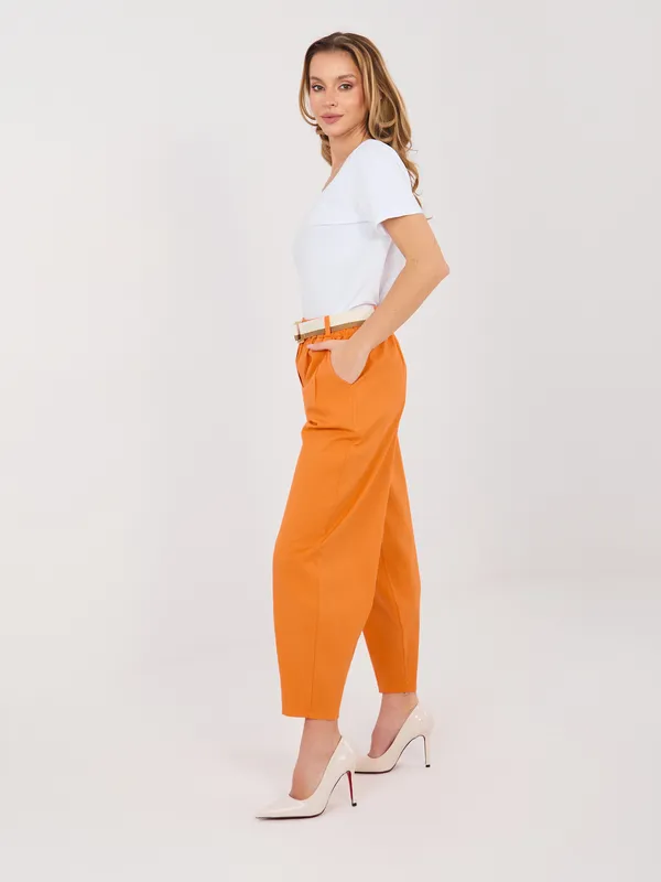 Luźne spodnie typu slouchy z paskiem