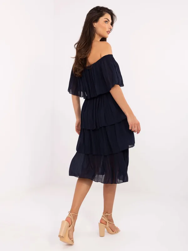 Plisowana sukienka midi z odkrytymi ramionami - widok 2