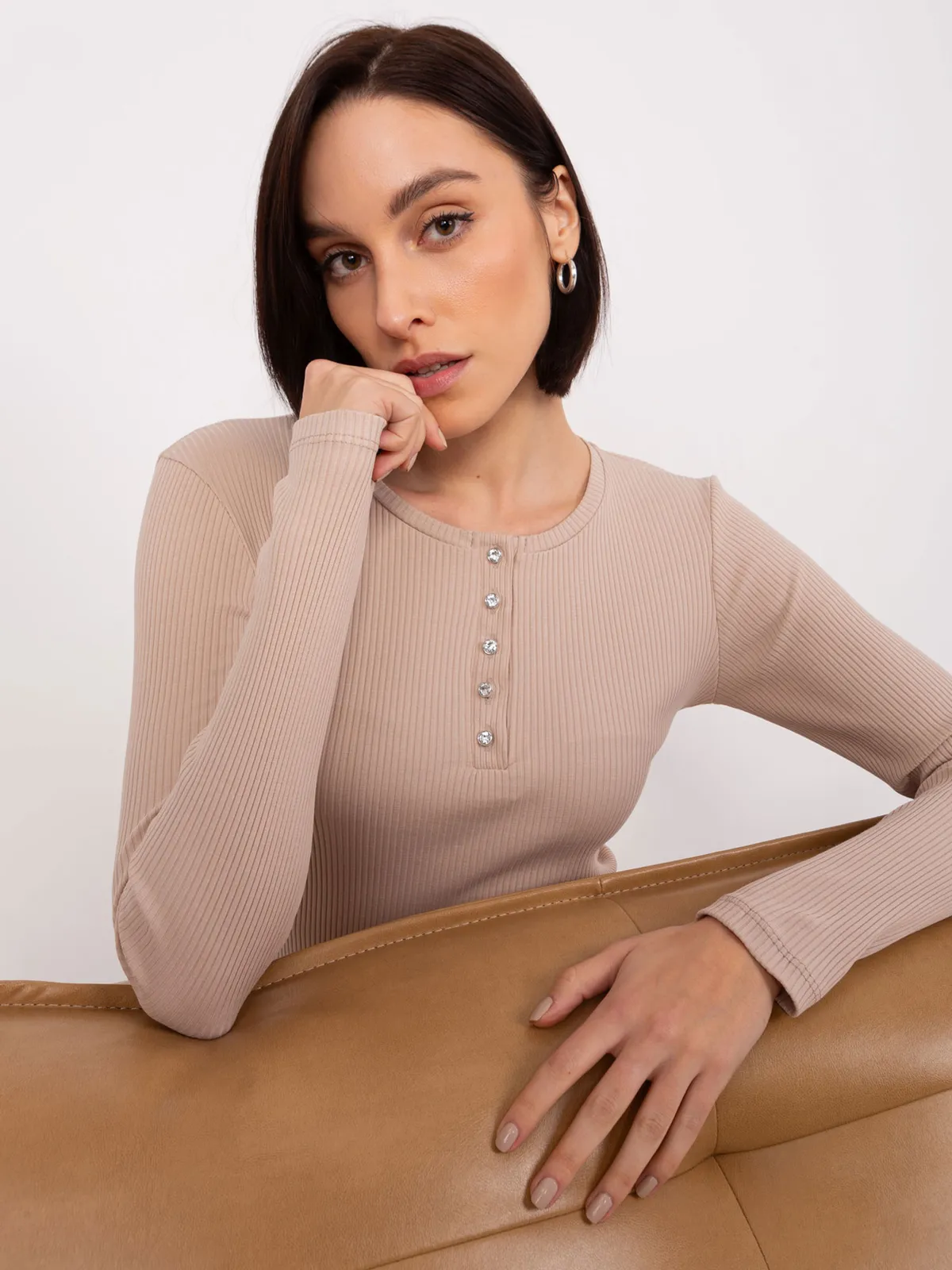 Beżowa bluzka z okrągłym dekoltem BASIC FEEL GOOD - zdjęcie 5