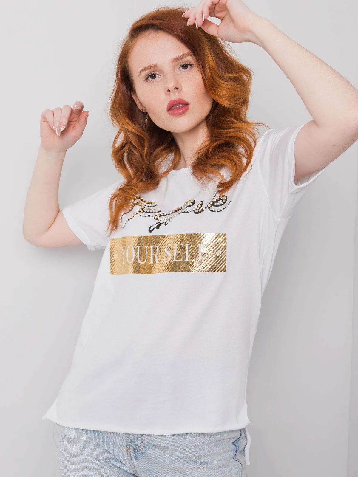 Biały t-shirt bawełniany z nadrukiem i aplikacją - zdjęcie 2