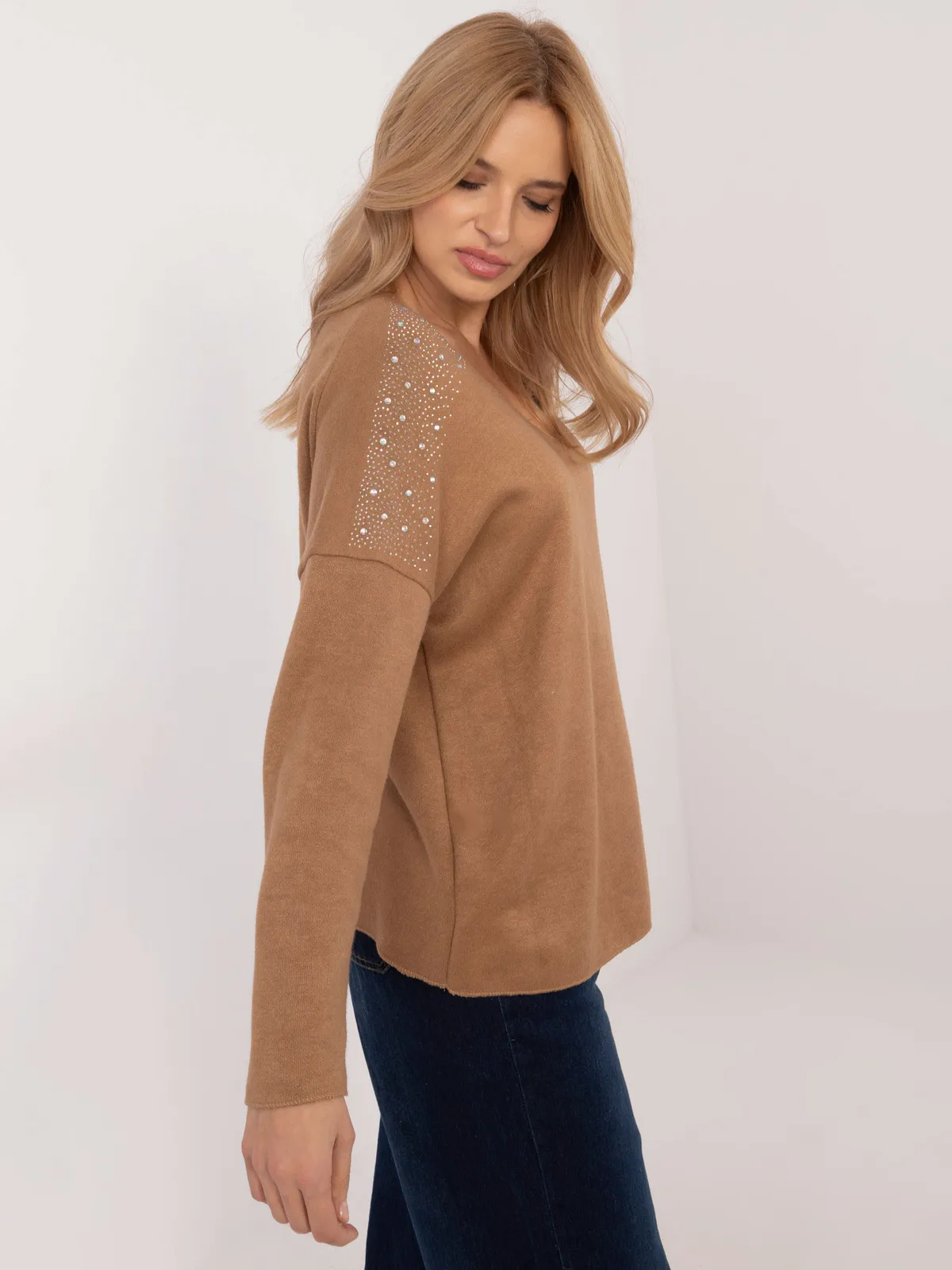 Sweter oversize z ozdobnymi cyrkoniami na ramionach - zdjęcie 1